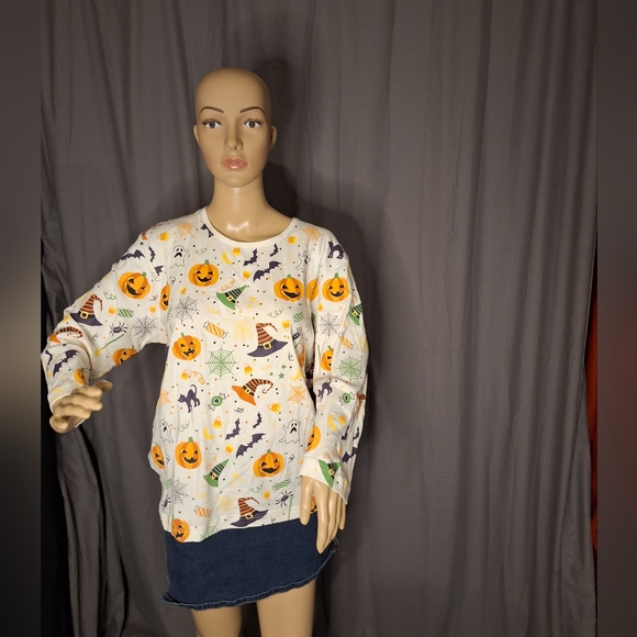 unbranded Tops - Halloween women's top / size large/ 3/4 sleeves white with Halloween designs